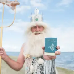 Neptunus, god van de zee, toont trots een potje Zeeuwse zoute met een vis aan zijn drietand.
