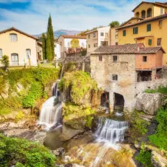 Cascata e mulino in pietra, un incantevole scorcio tra i tanti luoghi da visitare in Italia.