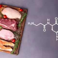 Mięso i ryba na desce, obok wzór chemiczny karnozyny.