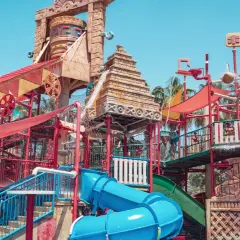 Wodne szaleństwo dla nastolatków! Zastanawiasz się, gdzie na wakacje z nastolatkiem w Polsce? Ten park wodny z piramidą i zjeżdżalniami to świetny pomysł na aktywny wypoczynek.