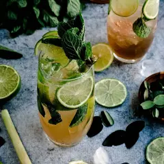 Grant's Tropical Fiesta: orzeźwiający drink z limonką i miętą. Idealny na upalne dni, świetnie smakuje z rumem lub ginem.