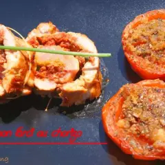 Filet mignon farci au chorizo et fromage, accompagné de tomates rôties. Une recette savoureuse pour un repas gourmand.