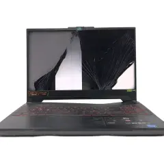 Uszkodzony czarny ekran w laptopie, pęknięty na pół, z widocznymi pęknięciami i fragmentami białego tła.
