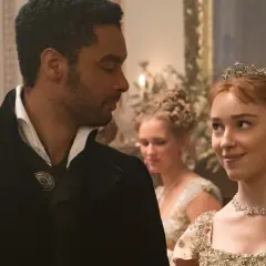 Daphne Bridgerton och Hertigen av Hastings möts under en bal. En scen från rollistan i familjen Bridgerton.