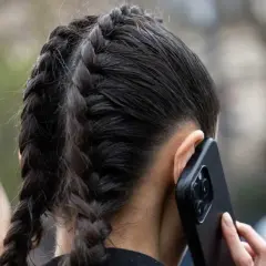 Zwei geflochtene Zöpfe, die wie ein Pferdeschwanz aussehen, sind im Bild zu sehen. Diese pferdeschwanz zopf frisuren sind sehr praktisch.