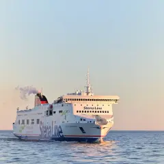 Duży prom Stena Line płynie po spokojnym morzu. Czy na promie sprawdzają walizki?