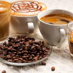 Kawa z mlekiem, espresso i ziarna kawy. Czy kawa z mlekiem tuczy? Zależy od dodatków!