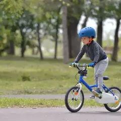 Chłopiec w kasku jedzie na niebieskim rowerze. To idealny rower dla 5 latka, ile cali ma ten model?