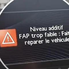 Alerte sur l'écran : niveau additif FAP trop faible. Le véhicule nécessite une réparation.