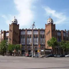 Las plazas de toros en Barcelona, como la Monumental, lucen su arquitectura de ladrillo y cúpulas decoradas.