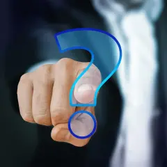 Dłoń wskazująca na znak zapytania. Rozwód z orzekaniem o winie – jakie pytania padną w sądzie?
