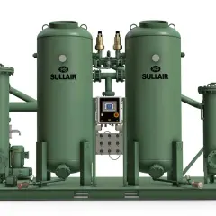 Sistema industrial Sullair con dos grandes tanques verdes y un panel de control central, un eficiente secador de adsorción.
