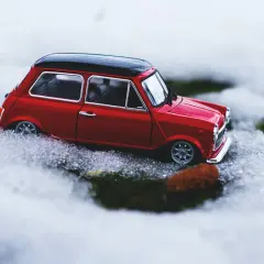 Mini Cooper 1.6 120 cv atascado en la nieve. Parece que este pequeño coche tiene problemas para avanzar en el invierno.