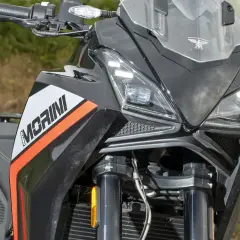 Detalle frontal de la moto Moto Morini X-Cape 650, con su distintivo logo y líneas deportivas. Se aprecian sus faros LED y la horquilla, sin mostrar problemas evidentes.