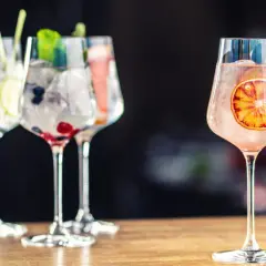 Orzeźwiające drinki z owocami i lodem. Idealne propozycje z czym pić gin, od cytrusów po jagody.