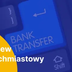 Klawisz "Bank Transfer" na klawiaturze, obok tekst "Przelew natychmiastowy". Szybki przelew w zasięgu ręki.