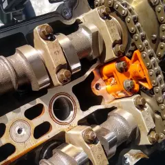 Silnik Toyota Auris z widocznym rozrządem. To łańcuch, nie pasek.