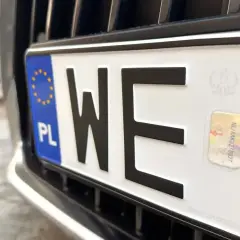 Nowe tablice rejestracyjne z literami WE i unijnym oznaczeniem PL. Auto gotowe do drogi.