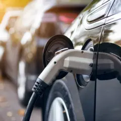 Une voiture électrique en charge. Pour le droit à la prise en copropriété, une lettre type peut être utile.