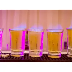 Kieliszek wódki ile to piwa? Zaskakujące porównanie alkoholu