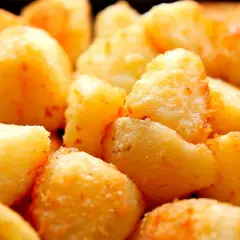 Patatas fritas doradas y crujientes, listas para disfrutar.