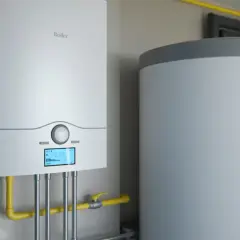 Nowoczesny kocioł jednofunkcyjny lub dwufunkcyjny obok zasobnika wody. Instalacja grzewcza gotowa do pracy.