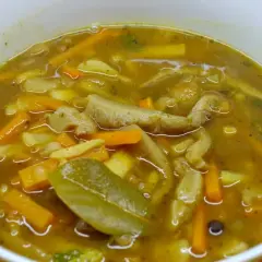 Gęsta zupa z boczniaków, przypominająca wyglądem flaki, z marchewką i przyprawami.
