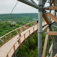 Spacer po drewnianej kładce wieży widokowej Świeradów Zdrój. Widok na zielone wzgórza i miasteczko.