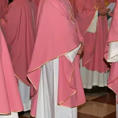 Kolor szat liturgicznych w adwencie: co oznaczają fiolet i różowy