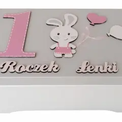 Szara skrzynka z różową jedynką, króliczkiem i serduszkami. Napis "Roczek Lenki".