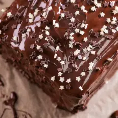 Ein saftiger Schokokuchen mit glänzender Glasur und Sternenstreuseln. Ein Traum für jeden Schokoladenliebhaber!