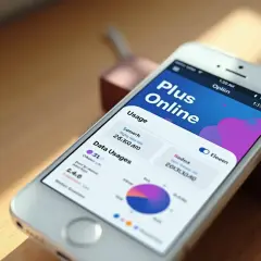 Na ekranie telefonu widać aplikację "Plus Online", która pokazuje statystyki zużycia danych. Idealna, by sprawdzić, jaka taryfa Plus będzie najlepsza.