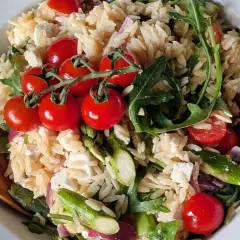 Leckerer Nudelsalat mit Spargel, Kirschtomaten, Feta und Rucola. Ein frischer Genuss!