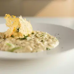 Un crémeux risotto garni d'une tuile de fromage croustillante. Un délice pour un repas fromage fondu.