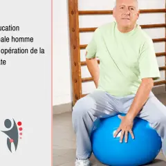 Homme âgé en rééducation périnéale après opération de la prostate, assis sur un ballon de gym bleu.