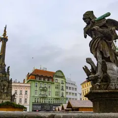 Fuente barroca y columna de la peste en Brno. Un buen lugar que ver en Brno, con edificios coloridos de fondo.