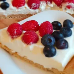 Kawałek pysznej tarty z kremem i owocami leśnymi. Ten najlepsza tarta przepis zachwyci każdego!