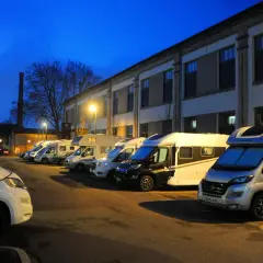Aire camping-car Strasbourg marché de Noël : plusieurs camping-cars stationnés le soir, prêts pour la visite des marchés de Noël.