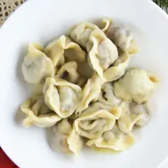 Talerz pełen pysznych, domowych uszek z grzybami, gotowych do podania. Idealne na Wigilię!