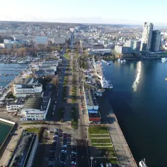 Skwer Kościuszki w Gdyni: widok z lotu ptaka na marinę, statki, nowoczesne budynki i promenadę. Atrakcje miasta w pełnej krasie.