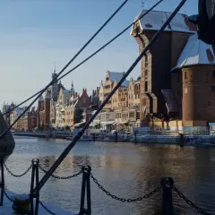 Zimowy Gdańsk, Żuraw i kamieniczki nad Motławą. Jak dojechać z dworca w Gdańsku na plażę? Można spacerem lub tramwajem wodnym.
