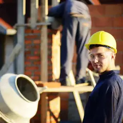 Ile betonu z betoniarki 150 litrów? Praktyczne zastosowania i porady
