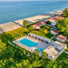 Malowniczy widok na riwierę olimpijską z plażą, basenami i zielonym ogrodem.