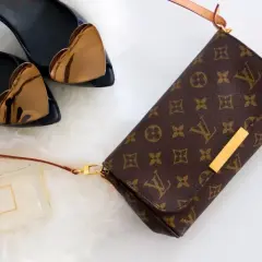 Elegancka torebka Louis Vuitton z monogramem, buty z sercami i perfumy. Jak rozpoznać oryginał? Detale i jakość wykonania.