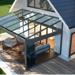 Une véranda moderne avec mobilier confortable, parfaite pour une idée aménagement petite véranda. Profitez de la lumière naturelle.
