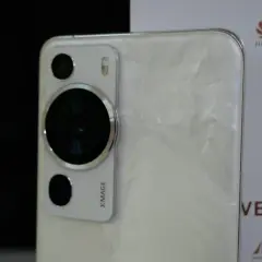Biały Huawei P60 z modułem aparatów Xmage. Ten tani telefon z dobrym aparatem robi świetne zdjęcia.