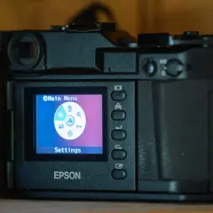 Tył aparatu Epson RD1 z menu ustawień na ekranie.