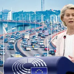 Ursula von der Leyen przemawia na tle zakazu samochodów spalinowych, który widać na zatłoczonej autostradzie.