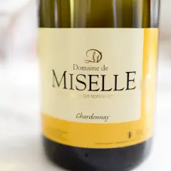 Butelka wina Domaine de Miselle Chardonnay. Elegancki, jasny kolor sugeruje doskonałe bourgogne chardonnay.