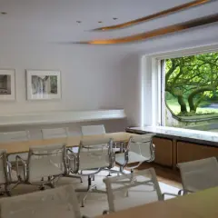 Konferenzraum in der Villa Waldfrieden Wuppertal mit Blick ins Grüne und moderner Kunst.